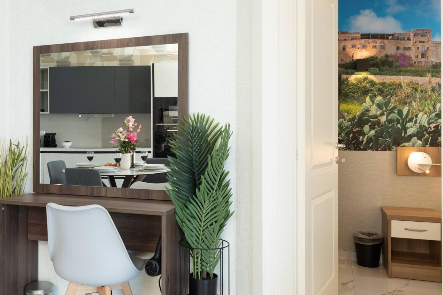 Ivory Seafront With Views!- Fl 9 By Homely *
