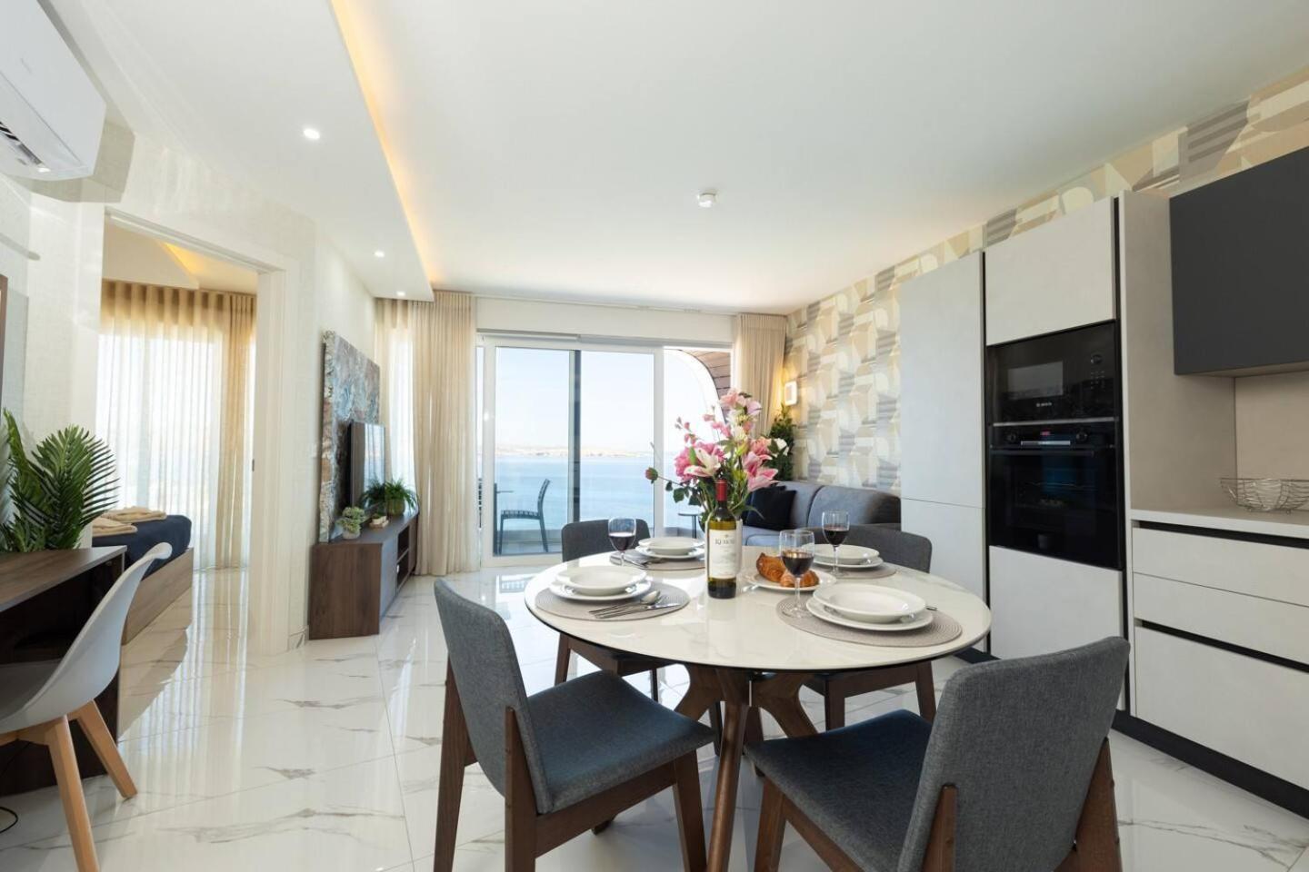 Ivory Seafront With Views!- Fl 9 By Homely *