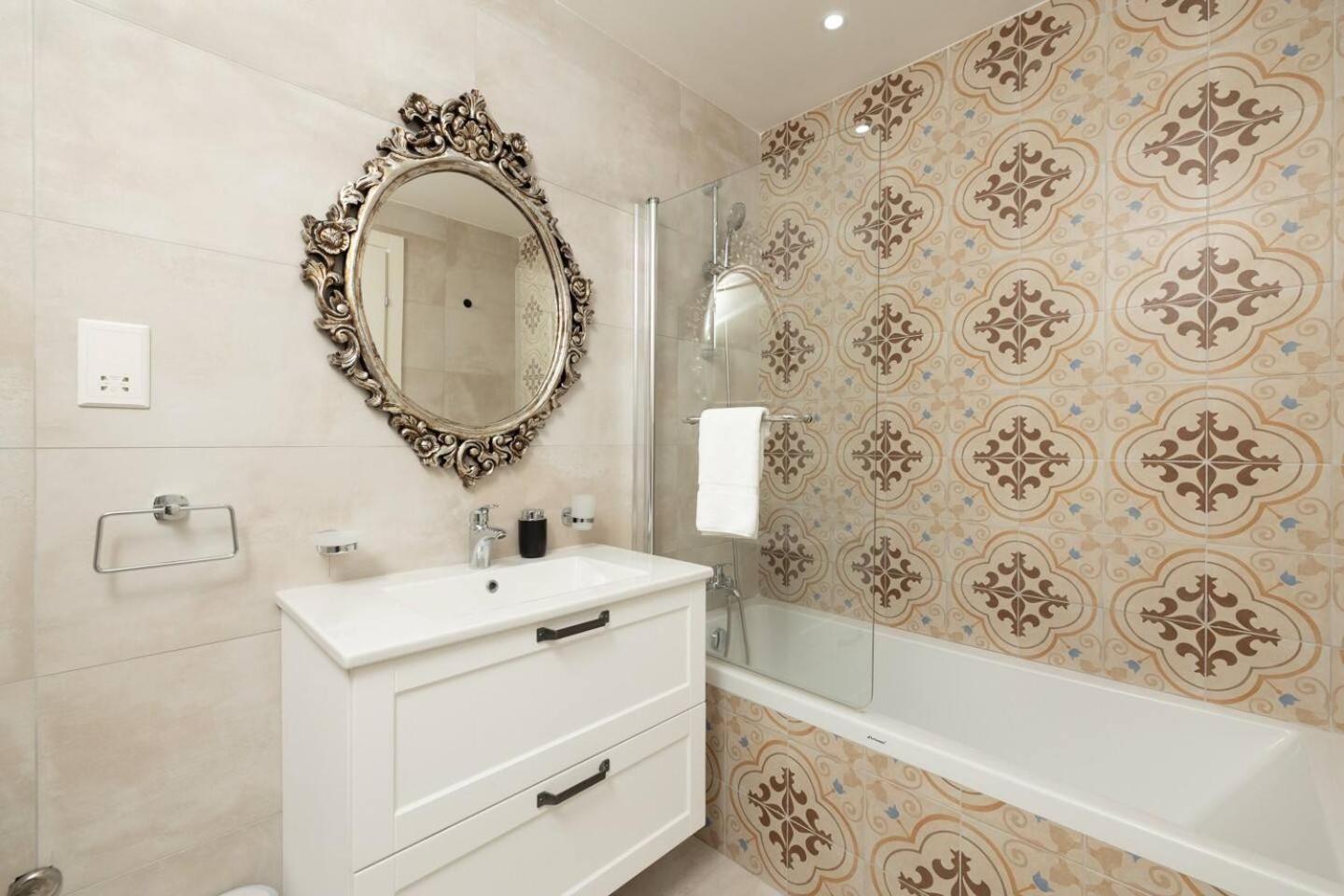Ivory Seafront With Views!- Fl 9 By Homely