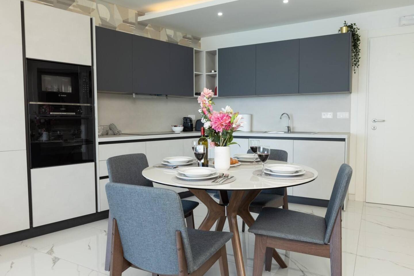 Ivory Seafront With Views!- Fl 9 By Homely *