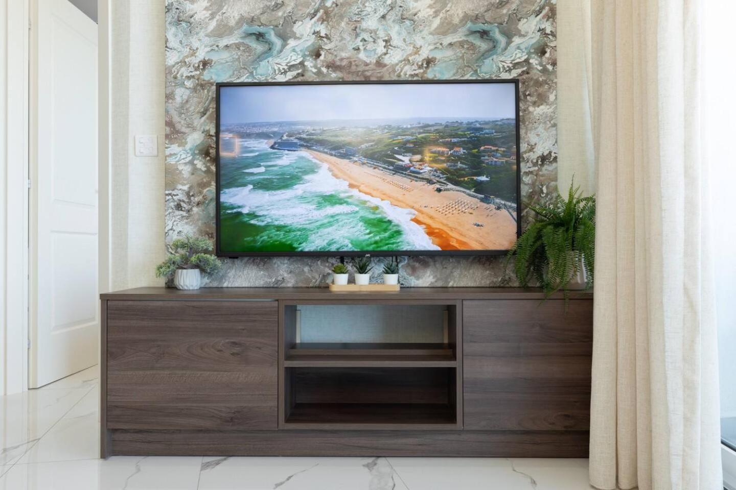 Ivory Seafront With Views!- Fl 9 By Homely